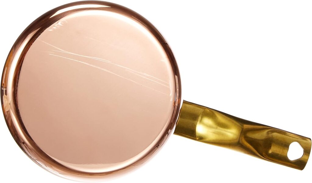 Dans la célèbre collection ALCU10516 de la maison italienne Pentole Agnelli, le modèle de 16 cm de diamètre occupe une place à part. Si elle partage la même référence technique et l’excellence de ses grandes sœurs, elle se distingue par une finition en cuivre lisse d’une brillance absolue. Véritable bijou de cuisine qui capte la lumière, cette casserole haute associe l’éclat du cuivre poli au charme doré de sa poignée en laiton massif.