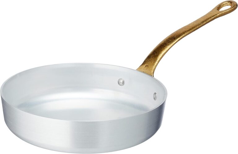 La maison italienne Pentole Agnelli relève le défi de la compacité avec brio grâce au modèle ALMA11116. Cette sauteuse professionnelle de 16 cm de diamètre, conçue en aluminium de haute conductivité et sublimée par une magnifique poignée en laiton massif, est le concentré parfait d'élégance vintage et d'efficacité moderne pour 1 à 2 personnes.