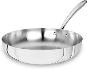 S'il y a bien un geste qui définit la cuisine italienne, c'est la spadellata : cet art de faire sauter vigoureusement les pâtes directement dans leur sauce en fin de cuisson pour créer une émulsion parfaite. Pour réussir ce mouvement emblématique sans en mettre partout, les chefs ont un outil fétiche : la sauteuse haute.