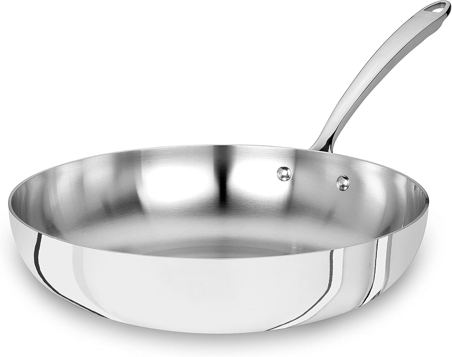 S'il y a bien un geste qui définit la cuisine italienne, c'est la spadellata : cet art de faire sauter vigoureusement les pâtes directement dans leur sauce en fin de cuisson pour créer une émulsion parfaite. Pour réussir ce mouvement emblématique sans en mettre partout, les chefs ont un outil fétiche : la sauteuse haute.