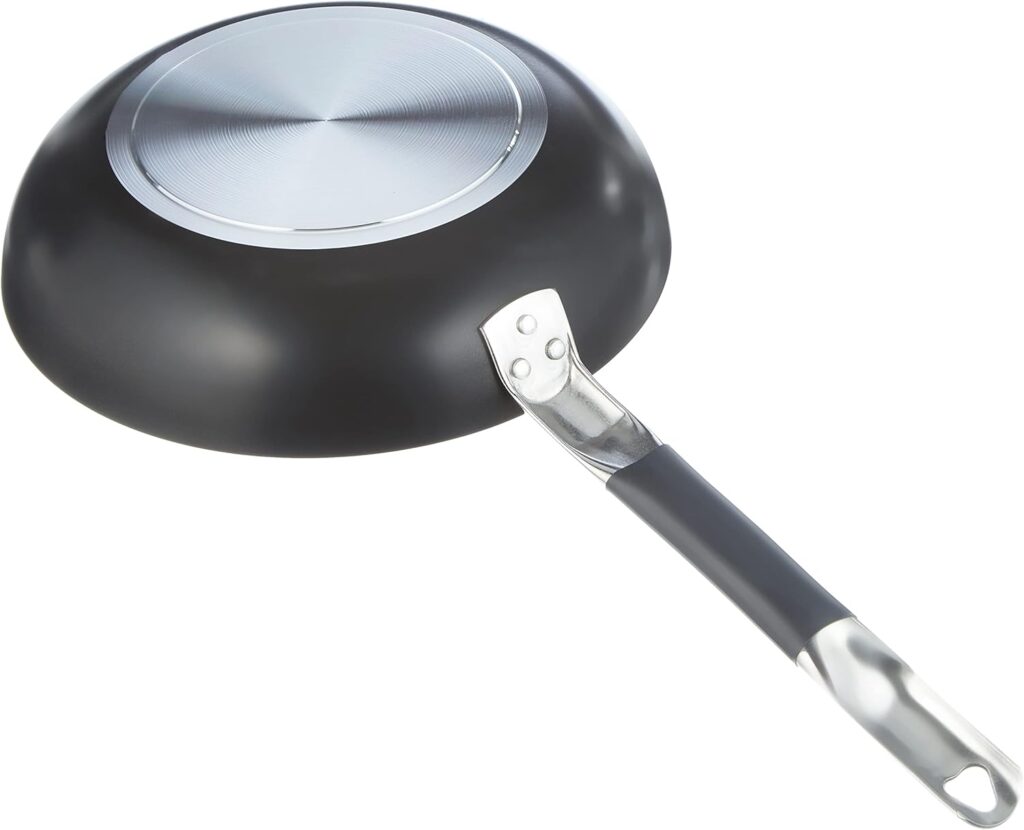 Si la maison italienne Pentole Agnelli est mondialement célèbre pour ses ustensiles en aluminium brut ou en cuivre traditionnels, elle sait aussi bousculer les codes de la modernité. Avec son set d'exception ALSASETALBLACK4, la marque revisite la batterie de cuisine haut de gamme à travers une esthétique monochrome contemporaine et audacieuse.