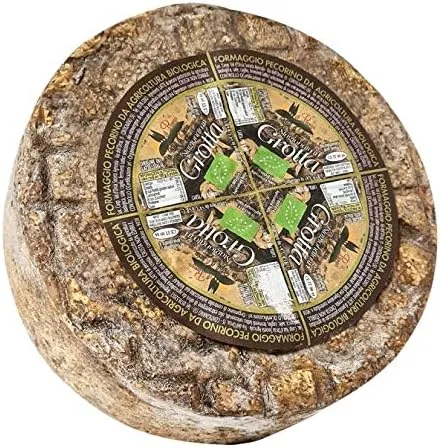 Le royaume du piccante : Parmigiano 24 à 84 mois, pecorinos sardes et toscans, affinages en grotte et créations artisanales. Une sélection d’exception pour les amateurs de caractère et de grands fromages italiens.