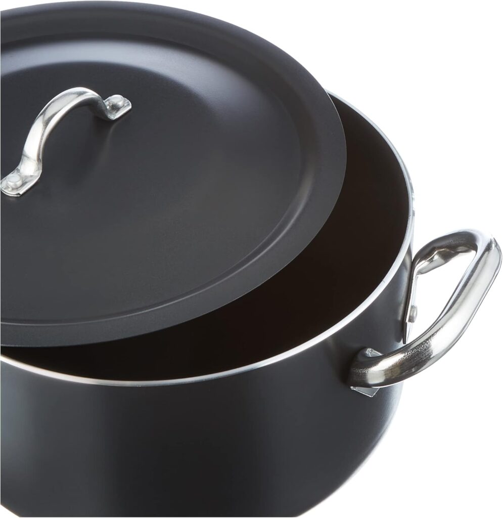 Si la maison italienne Pentole Agnelli est mondialement célèbre pour ses ustensiles en aluminium brut ou en cuivre traditionnels, elle sait aussi bousculer les codes de la modernité. Avec son set d'exception ALSASETALBLACK4, la marque revisite la batterie de cuisine haut de gamme à travers une esthétique monochrome contemporaine et audacieuse.