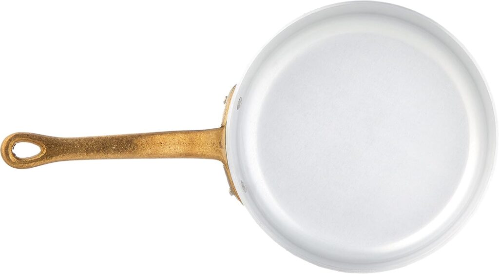 La maison italienne Pentole Agnelli relève le défi de la compacité avec brio grâce au modèle ALMA11116. Cette sauteuse professionnelle de 16 cm de diamètre, conçue en aluminium de haute conductivité et sublimée par une magnifique poignée en laiton massif, est le concentré parfait d'élégance vintage et d'efficacité moderne pour 1 à 2 personnes.