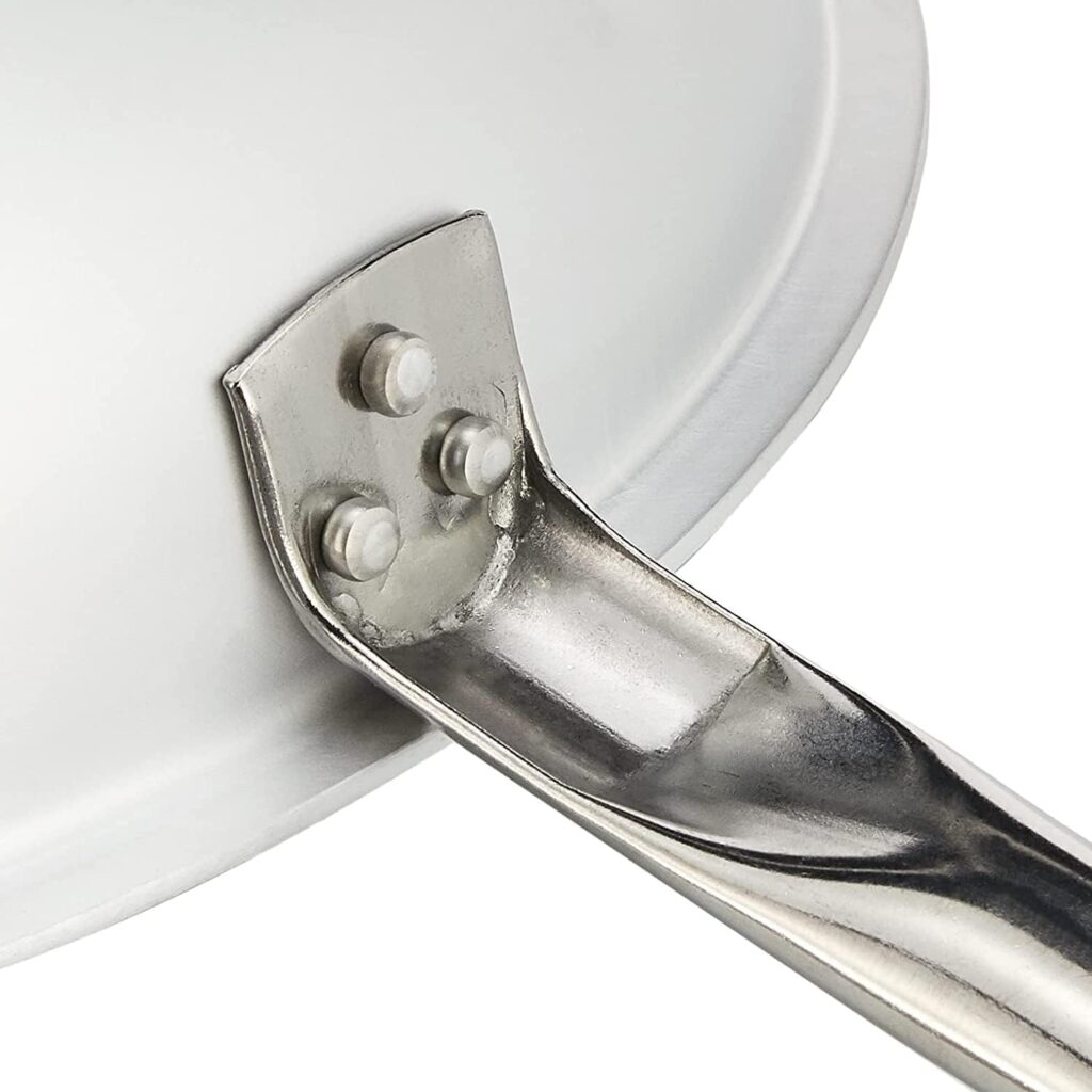 Si vous avez déjà observé un chef italien derrière ses fourneaux, vous avez sans doute remarqué ce geste précis et dynamique consistant à faire sauter les pâtes à la force du poignet pour lier la sauce. Ce geste porte un nom : la mantecatura. Pour le réussir à la maison sans en mettre partout, les poêles à bords droits classiques ne suffisent pas.