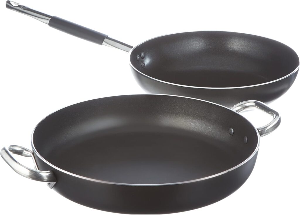 Si la maison italienne Pentole Agnelli est mondialement célèbre pour ses ustensiles en aluminium brut ou en cuivre traditionnels, elle sait aussi bousculer les codes de la modernité. Avec son set d'exception ALSASETALBLACK4, la marque revisite la batterie de cuisine haut de gamme à travers une esthétique monochrome contemporaine et audacieuse.