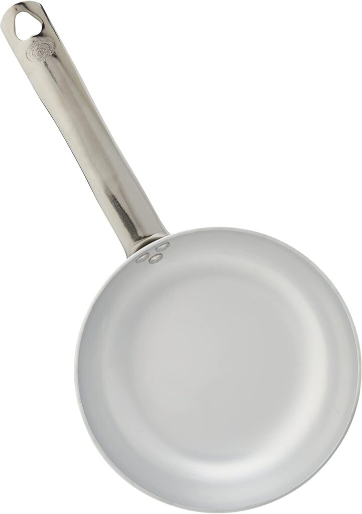 Pour offrir une réponse complète et professionnelle aux passionnés du Mezzogiorno, la maison italienne Pentole Agnelli a réuni ses trois pièces maîtresses dans un pack d'élite : le set de poêles ALMABATT01. Composé de trois diamètres complémentaires (20 cm, 24 cm et 28 cm) en aluminium professionnel de forte épaisseur avec poignées en acier inoxydable, ce trio est la batterie de cuisine ultime pour libérer le chef qui est en vous.