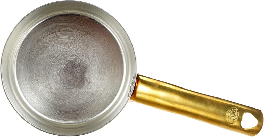 Dans la célèbre collection ALCU10516 de la maison italienne Pentole Agnelli, le modèle de 16 cm de diamètre occupe une place à part. Si elle partage la même référence technique et l’excellence de ses grandes sœurs, elle se distingue par une finition en cuivre lisse d’une brillance absolue. Véritable bijou de cuisine qui capte la lumière, cette casserole haute associe l’éclat du cuivre poli au charme doré de sa poignée en laiton massif.