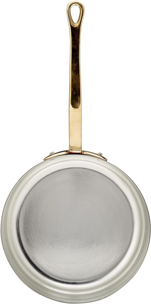 S’il est un ustensile qui matérialise le passage de la grande cuisine historique à nos fourneaux modernes, c'est la casserole en cuivre. Reconnu depuis l’Ancien Régime comme le roi absolu de la conductivité thermique, le cuivre reste le chouchou des chefs étoilés et des pâtissiers pour sa précision chirurgicale.