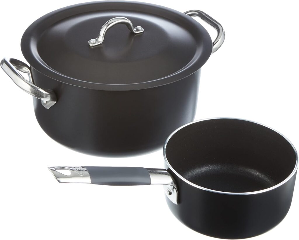 Si la maison italienne Pentole Agnelli est mondialement célèbre pour ses ustensiles en aluminium brut ou en cuivre traditionnels, elle sait aussi bousculer les codes de la modernité. Avec son set d'exception ALSASETALBLACK4, la marque revisite la batterie de cuisine haut de gamme à travers une esthétique monochrome contemporaine et audacieuse.