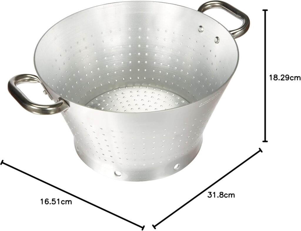 Dans l'univers des trattorias et des cuisines familiales italiennes, l'égouttage des pâtes ne se fait pas au-dessus de l'évier. Jeter l'eau de cuisson est considéré comme un véritable sacrilège culinaire ! Pour adopter la méthode des chefs sans aucune manipulation périlleuse, la maison Pentole Agnelli a conçu un outil professionnel redoutable : la passoire conique encastrable ALMA16830.