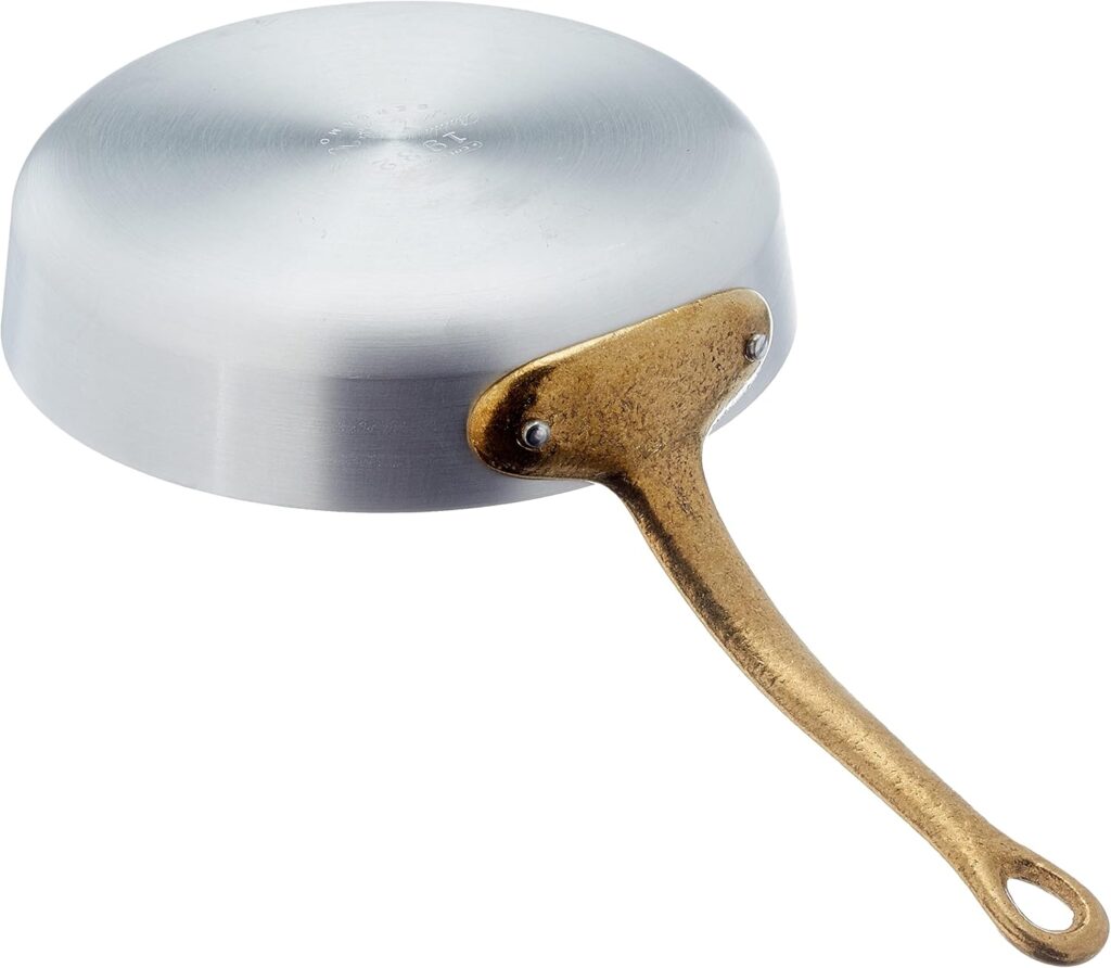 La maison italienne Pentole Agnelli relève le défi de la compacité avec brio grâce au modèle ALMA11116. Cette sauteuse professionnelle de 16 cm de diamètre, conçue en aluminium de haute conductivité et sublimée par une magnifique poignée en laiton massif, est le concentré parfait d'élégance vintage et d'efficacité moderne pour 1 à 2 personnes.