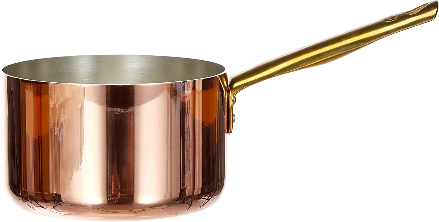 Dans la célèbre collection ALCU10516 de la maison italienne Pentole Agnelli, le modèle de 16 cm de diamètre occupe une place à part. Si elle partage la même référence technique et l’excellence de ses grandes sœurs, elle se distingue par une finition en cuivre lisse d’une brillance absolue. Véritable bijou de cuisine qui capte la lumière, cette casserole haute associe l’éclat du cuivre poli au charme doré de sa poignée en laiton massif.