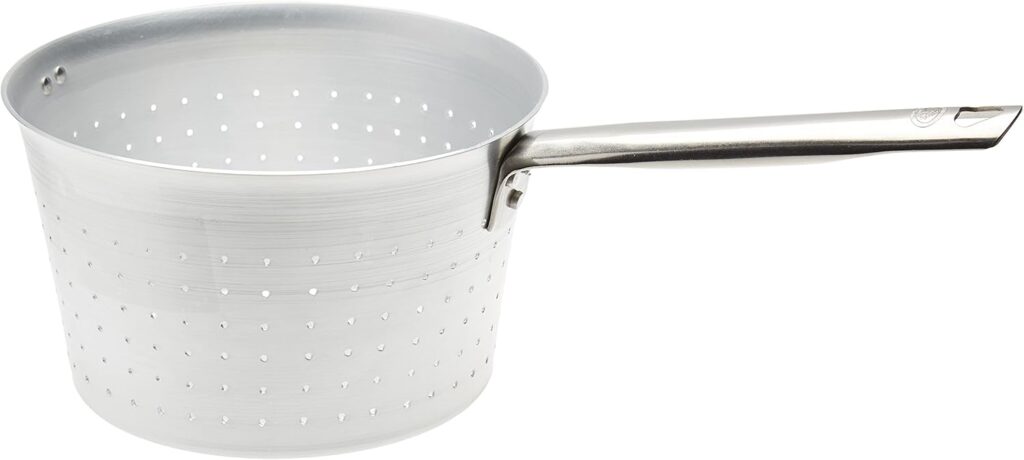 Conçue par la célèbre maison Pentole Agnelli, cette passoire professionnelle s'insère directement à l'intérieur de votre casserole. C'est l'outil indispensable pour maîtriser l'art de la spadellata — le geste de faire sauter les pâtes directement dans leur sauce pour obtenir un enrobage digne des meilleures trattorias.