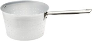 Conçue par la célèbre maison Pentole Agnelli, cette passoire professionnelle s'insère directement à l'intérieur de votre casserole. C'est l'outil indispensable pour maîtriser l'art de la spadellata — le geste de faire sauter les pâtes directement dans leur sauce pour obtenir un enrobage digne des meilleures trattorias.
