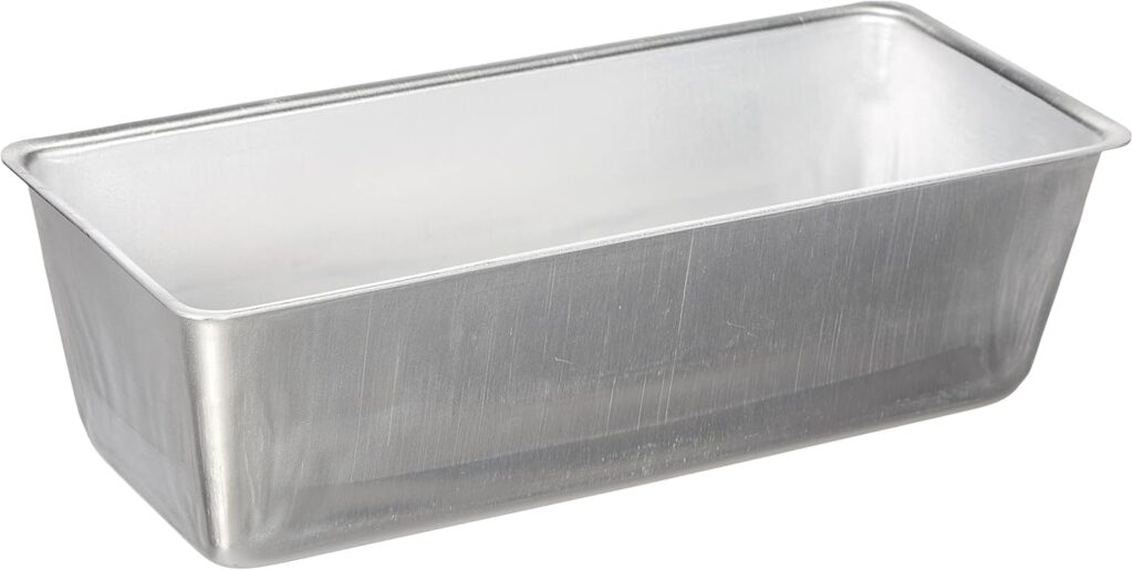 Si le moule à cake est un incontournable de nos placards, la qualité de son matériau change absolument tout à la cuisson. Oubliez les moules en silicone qui ramollissent les pâtes ou les revêtements bas de gamme qui brûlent les extérieurs : les grands pâtissiers ne jurent que par un matériau, l'aluminium pur.