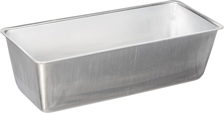 Si le moule à cake est un incontournable de nos placards, la qualité de son matériau change absolument tout à la cuisson. Oubliez les moules en silicone qui ramollissent les pâtes ou les revêtements bas de gamme qui brûlent les extérieurs : les grands pâtissiers ne jurent que par un matériau, l'aluminium pur.