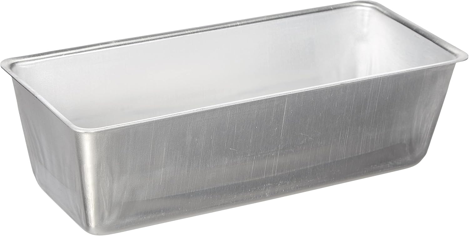 Si le moule à cake est un incontournable de nos placards, la qualité de son matériau change absolument tout à la cuisson. Oubliez les moules en silicone qui ramollissent les pâtes ou les revêtements bas de gamme qui brûlent les extérieurs : les grands pâtissiers ne jurent que par un matériau, l'aluminium pur.