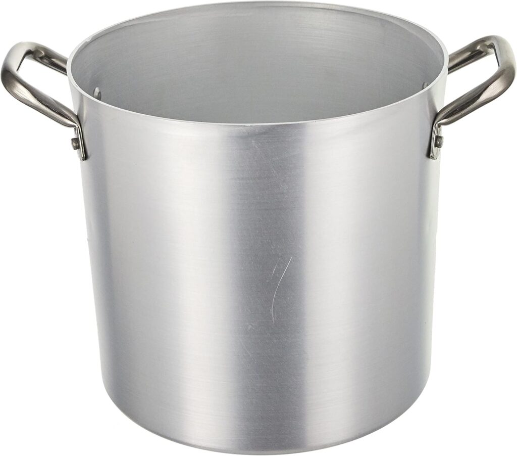 S’il y a un secret que partagent toutes les mammas et les chefs en Italie, c'est que la forme et l'épaisseur d'une casserole en aluminium changent complètement la donne en cuisine. L'aluminium pur est le roi incontesté du Mezzogiorno pour sa conductivité thermique extraordinaire : il chauffe instantanément et offre un contrôle absolu de la température.