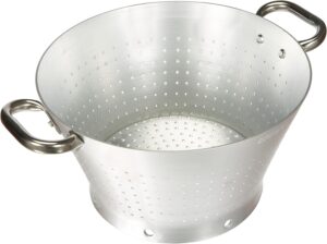 Dans l'univers des trattorias et des cuisines familiales italiennes, l'égouttage des pâtes ne se fait pas au-dessus de l'évier. Jeter l'eau de cuisson est considéré comme un véritable sacrilège culinaire ! Pour adopter la méthode des chefs sans aucune manipulation périlleuse, la maison Pentole Agnelli a conçu un outil professionnel redoutable : la passoire conique encastrable ALMA16830.