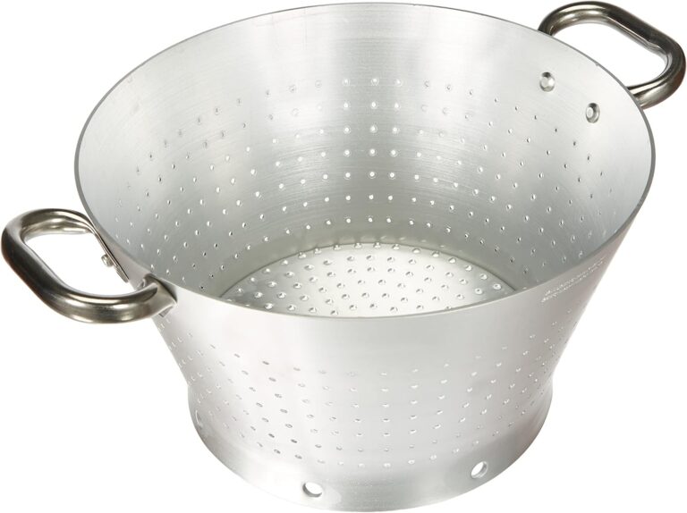 Dans l'univers des trattorias et des cuisines familiales italiennes, l'égouttage des pâtes ne se fait pas au-dessus de l'évier. Jeter l'eau de cuisson est considéré comme un véritable sacrilège culinaire ! Pour adopter la méthode des chefs sans aucune manipulation périlleuse, la maison Pentole Agnelli a conçu un outil professionnel redoutable : la passoire conique encastrable ALMA16830.