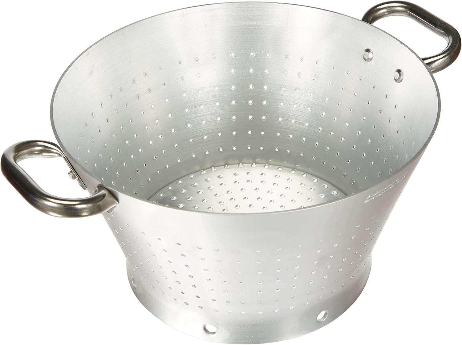 Dans l'univers des trattorias et des cuisines familiales italiennes, l'égouttage des pâtes ne se fait pas au-dessus de l'évier. Jeter l'eau de cuisson est considéré comme un véritable sacrilège culinaire ! Pour adopter la méthode des chefs sans aucune manipulation périlleuse, la maison Pentole Agnelli a conçu un outil professionnel redoutable : la passoire conique encastrable ALMA16830.
