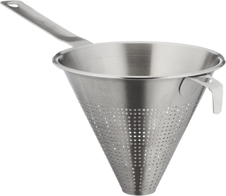Dans la haute gastronomie italienne, la différence entre un plat réussi et une œuvre d'art culinaire tient souvent à un détail : la texture de la sauce. Pour obtenir ce nappage soyeux, lisse et brillant digne des meilleures trattorias, les passoires à gros trous ne suffisent pas. Il faut l'ustensile de filtration par excellence des chefs : le chinois passe-sauce.