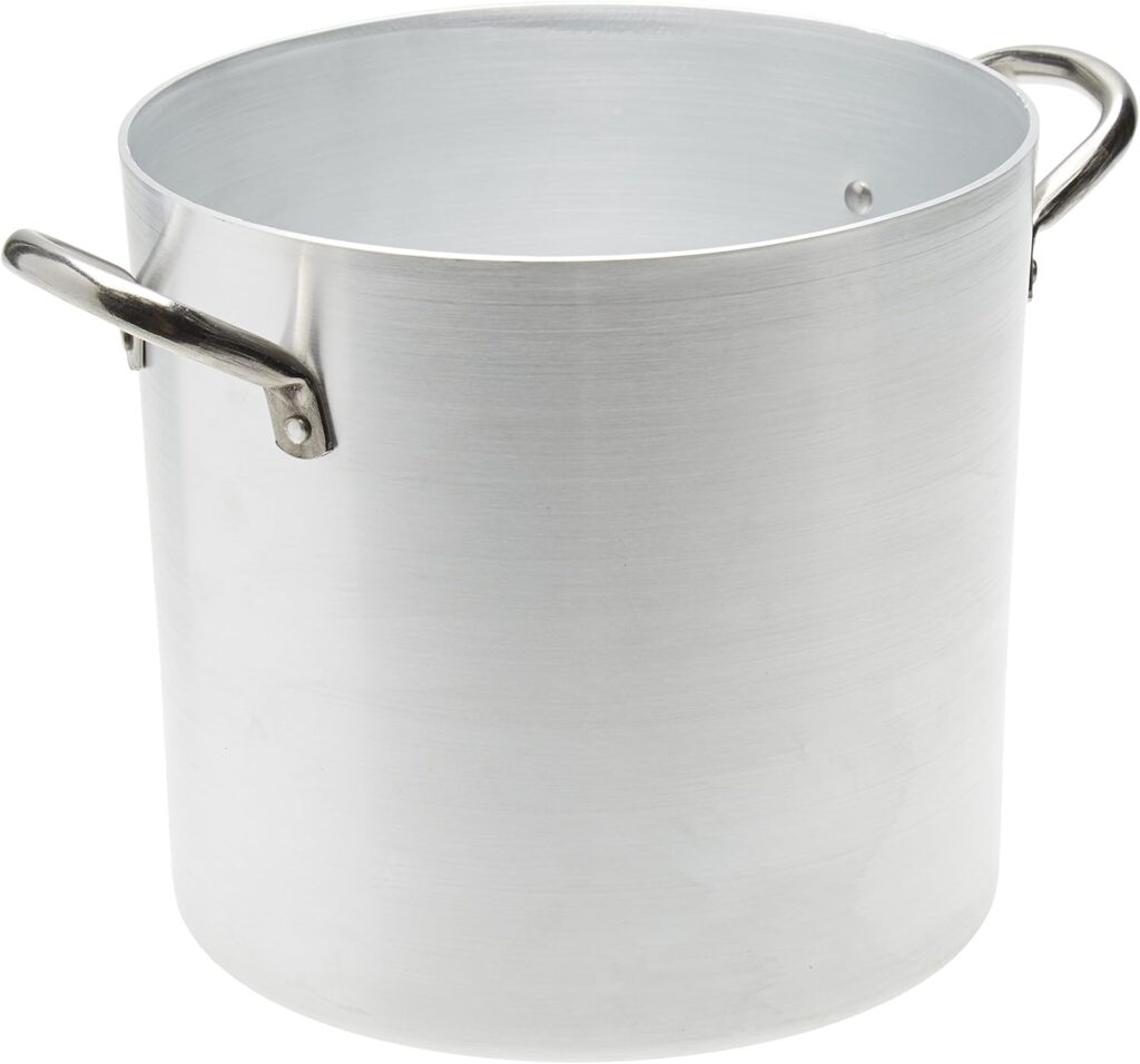 S’il y a un secret que partagent toutes les mammas et les chefs en Italie, c'est que la forme et l'épaisseur d'une casserole en aluminium changent complètement la donne en cuisine. L'aluminium pur est le roi incontesté du Mezzogiorno pour sa conductivité thermique extraordinaire : il chauffe instantanément et offre un contrôle absolu de la température.
