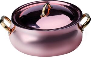 Dans l'univers de la haute cuisine, il existe des ustensiles qui dépassent le simple statut d'outil pour devenir de véritables œuvres d'art. La casserole basse arrondie Pentole Agnelli ALCU108C28 en fait indéniablement partie.