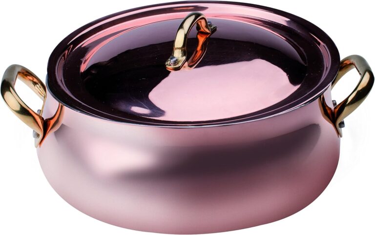 Dans l'univers de la haute cuisine, il existe des ustensiles qui dépassent le simple statut d'outil pour devenir de véritables œuvres d'art. La casserole basse arrondie Pentole Agnelli ALCU108C28 en fait indéniablement partie.