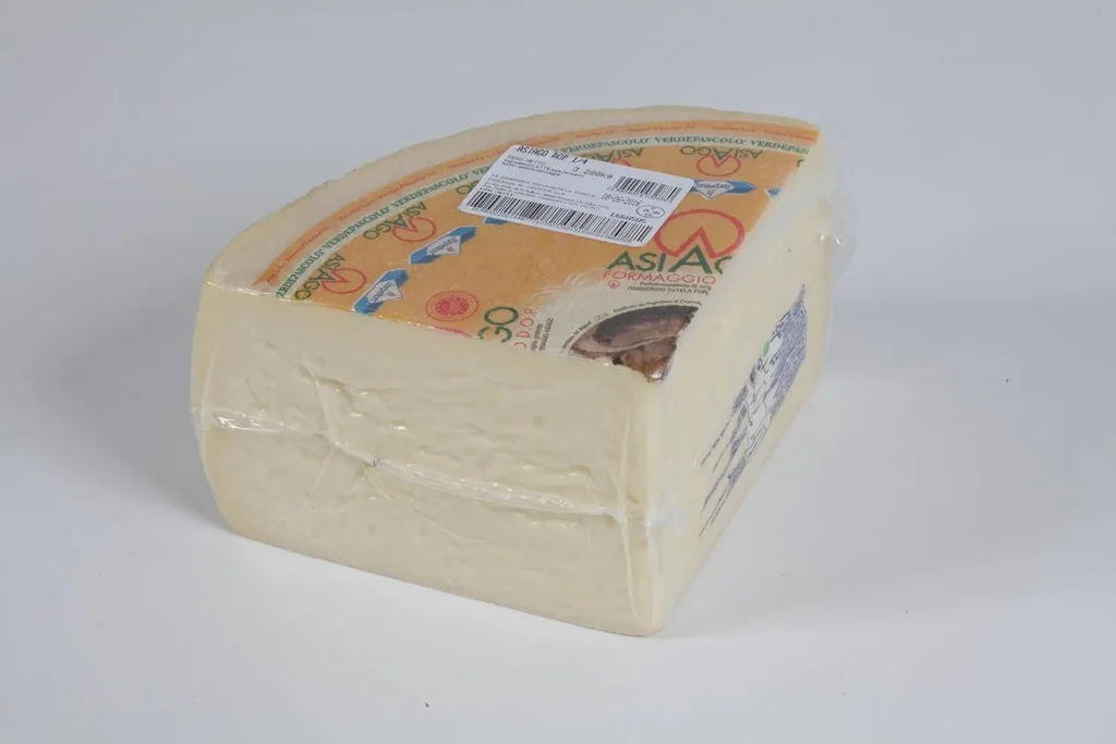 DĂ©couvrez lâItalie du fromage : 450 variĂ©tĂ©s, 52 AOP, traditions rĂ©gionales et sĂ©lection artisanale dâexception. Du Gorgonzola crĂ©meux au Moliterno Ă la truffe, composez un plateau mĂ©diterranĂ©en inoubliable.