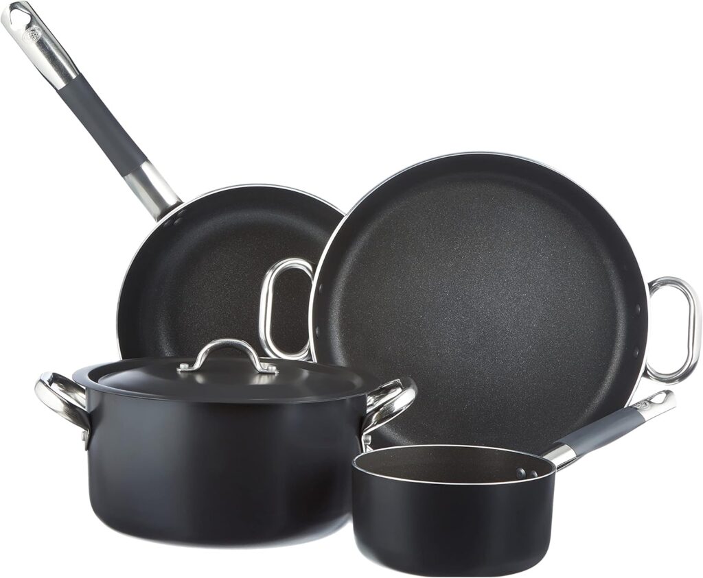 Si la maison italienne Pentole Agnelli est mondialement célèbre pour ses ustensiles en aluminium brut ou en cuivre traditionnels, elle sait aussi bousculer les codes de la modernité. Avec son set d'exception ALSASETALBLACK4, la marque revisite la batterie de cuisine haut de gamme à travers une esthétique monochrome contemporaine et audacieuse.
