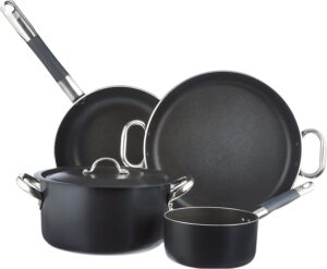 Si la maison italienne Pentole Agnelli est mondialement célèbre pour ses ustensiles en aluminium brut ou en cuivre traditionnels, elle sait aussi bousculer les codes de la modernité. Avec son set d'exception ALSASETALBLACK4, la marque revisite la batterie de cuisine haut de gamme à travers une esthétique monochrome contemporaine et audacieuse.