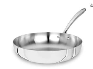 S'il y a un monument de la gastronomie italienne qui exige une précision thermique absolue, c'est le risotto. Pour obtenir cette texture all'onda (vaguelette crémeuse) si recherchée par les puristes, le choix de l'ustensile est aussi crucial que la variété du riz. Avec sa Poêle Évasée Haute de la Collection 1907, la célèbre maison Pentole Agnelli propose l'outil de prédilection des chefs italiens.
