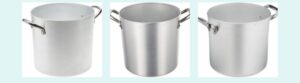 S’il y a un secret que partagent toutes les mammas et les chefs en Italie, c'est que la forme et l'épaisseur d'une casserole en aluminium changent complètement la donne en cuisine. L'aluminium pur est le roi incontesté du Mezzogiorno pour sa conductivité thermique extraordinaire : il chauffe instantanément et offre un contrôle absolu de la température.