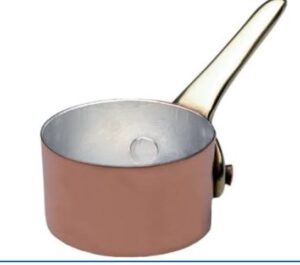 Avec le casseruolino en cuivre Pentole Agnelli ALCU107F04 issu de la prestigieuse Ligne 1932, la célèbre marque italienne signe un chef-d'œuvre d'artisanat, idéal pour les sauces haut de gamme, les réductions et le dressage gastronomique à table.