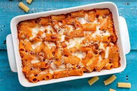 La Pasta al forno, entre béchamel aristocratique du Nord et timbales généreuses du Sud, raconte
toute l’histoire culinaire de l’Italie. Un gratin de fête aux mille variantes régionales.