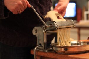 Un voyage au cœur de l’histoire des pâtes : origines antiques, formes, couleurs, extrusion au bronze et secrets de cuisson. L’essentiel du savoir-faire italien pour sublimer vos recettes du Mezzogiorno.