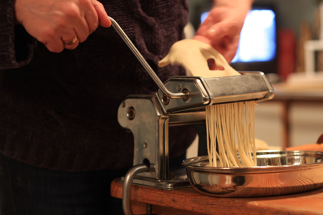Un voyage au cœur de l’histoire des pâtes : origines antiques, formes, couleurs, extrusion au bronze et secrets de cuisson. L’essentiel du savoir-faire italien pour sublimer vos recettes du Mezzogiorno.